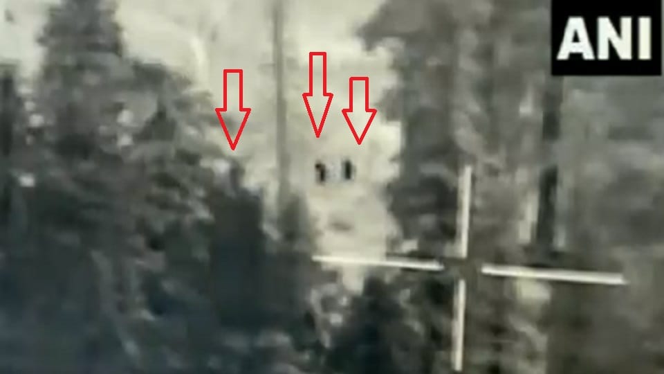 watch video how three pakistani terrorists trying to infiltrate into India from Uri sector