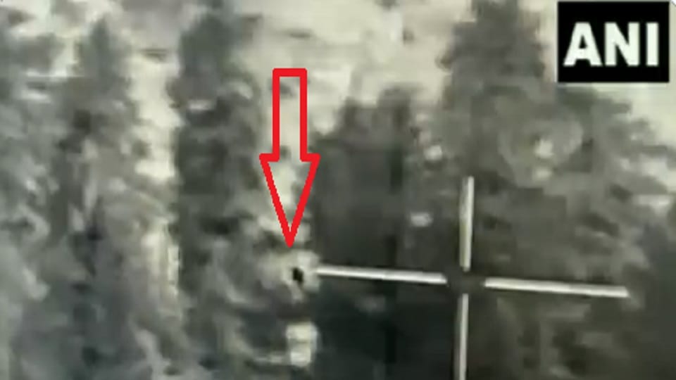 watch video how three pakistani terrorists trying to infiltrate into India from Uri sector