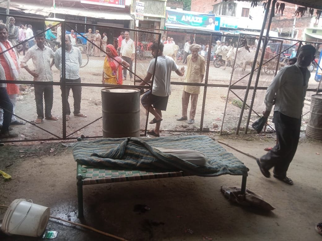 Banda: The murder of the watchman sleeping on the hook, 50 meters away from the police station, the miscreants robbed 50 thousand rupees by breaking the ball