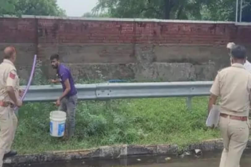 After the truck overturned on the Ajmer Jaipur highway, people started carrying mustard oil in the vessel