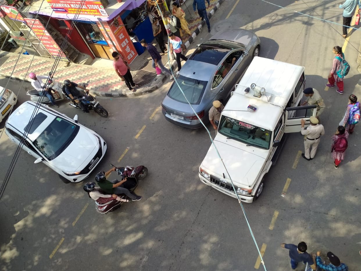 High speed car hit the girl student, escaped from the spot