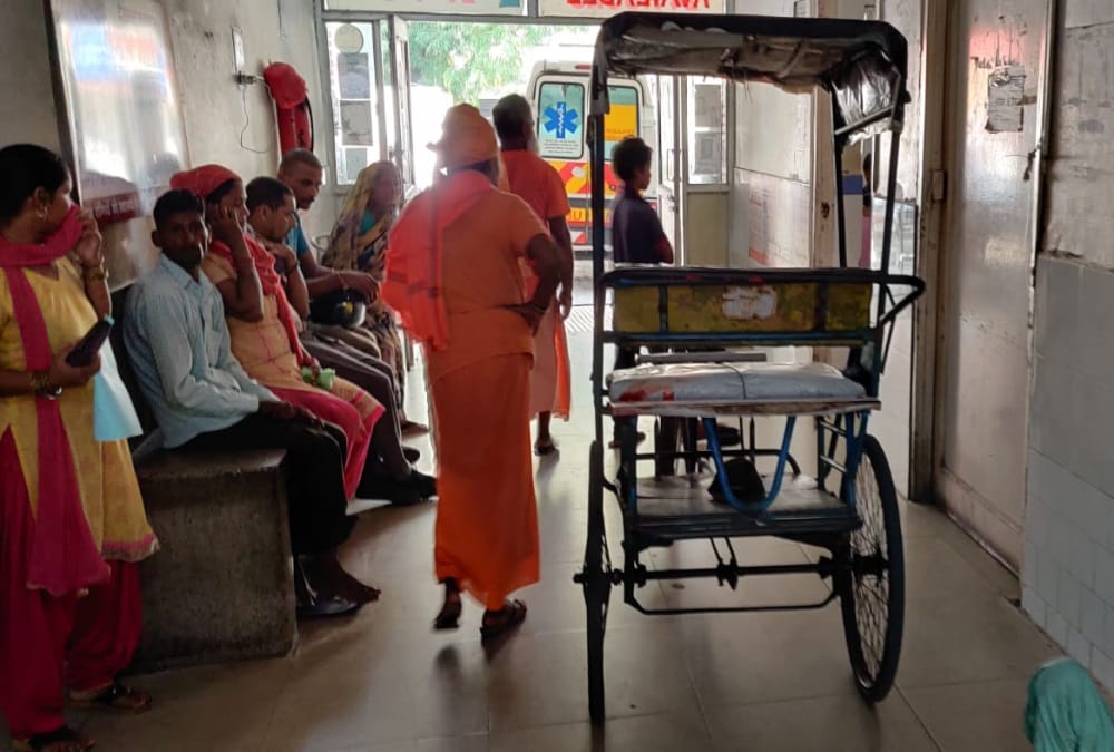 Haridwar District Hospital: Driver drive Rickshaw toto emergency after not get stretcher for patient