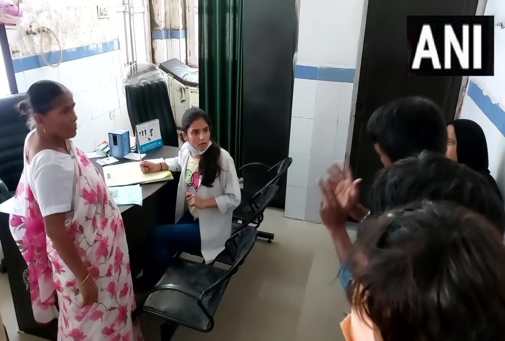 Haridwar District Hospital: Driver drive Rickshaw toto emergency after not get stretcher for patient