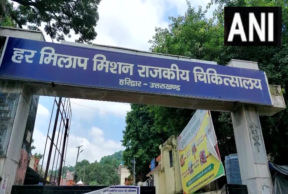 Haridwar District Hospital: Driver drive Rickshaw toto emergency after not get stretcher for patient