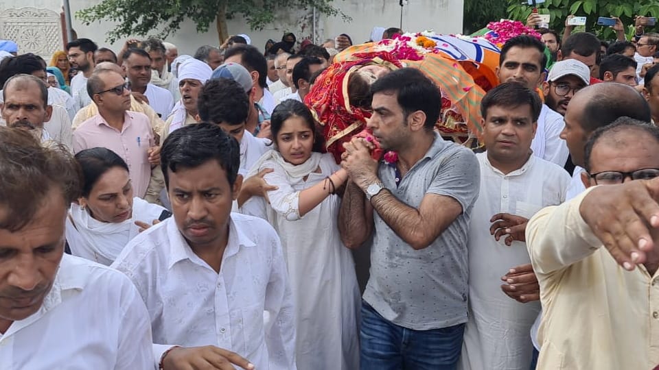 People gathered at funeral of Sonali Phogat, daughter give shoulder
