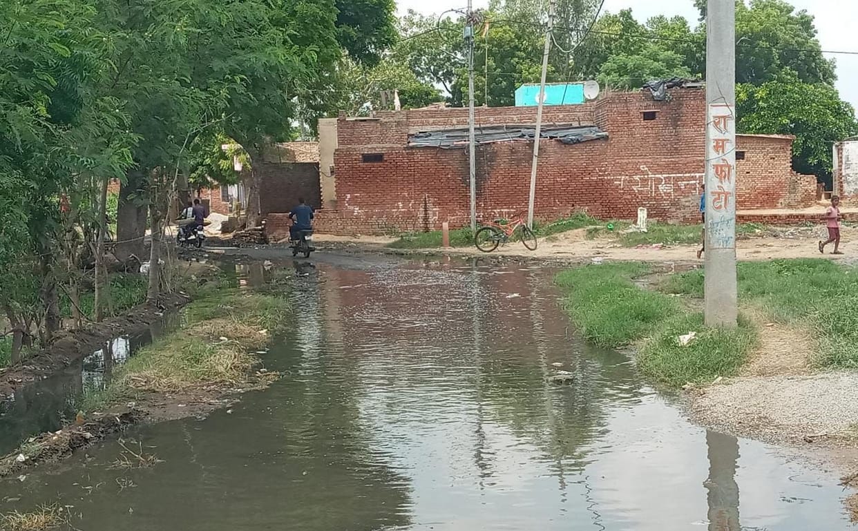 Hathras: Residents of Sokhna are struggling with dirt and flooding