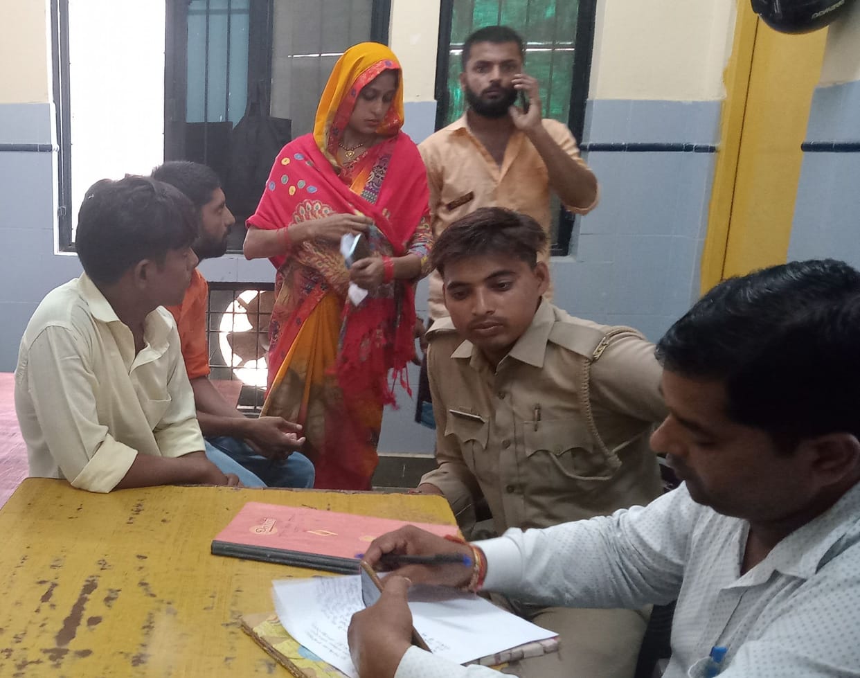 Kanpur Dehat: When asked to spit gutka, the attendant beat up the employee of the District Women's Hospital