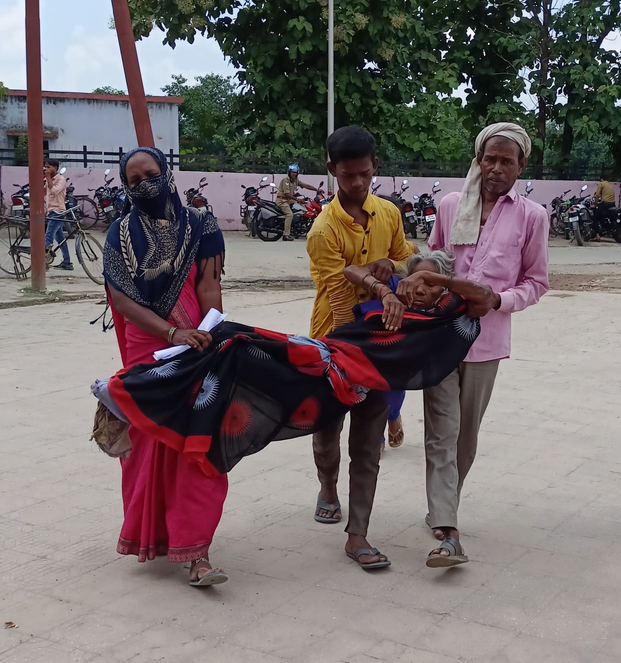 stretcher famine in district hospital, patients being carried in lap