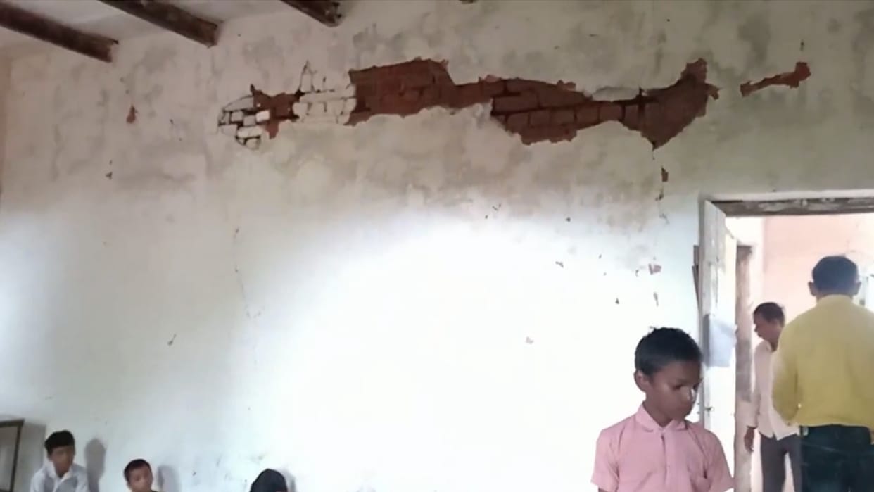 Students forced to study in dilapidated school building in Maihar, Satna, there can be a big accident anytime