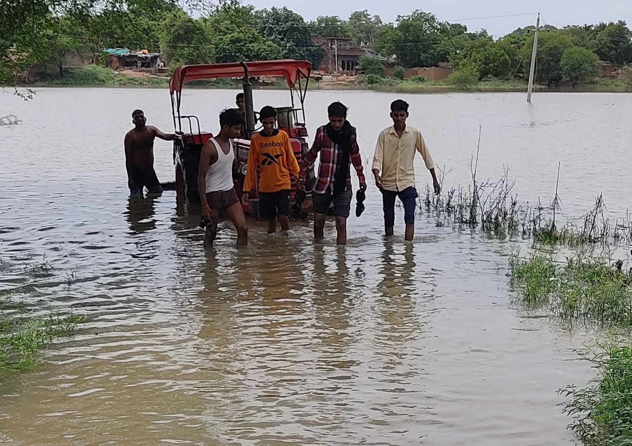 Kanpur Dehat: Yamuna, three and a half meters above the red mark, floods in 30 villages, people camped on the roofs