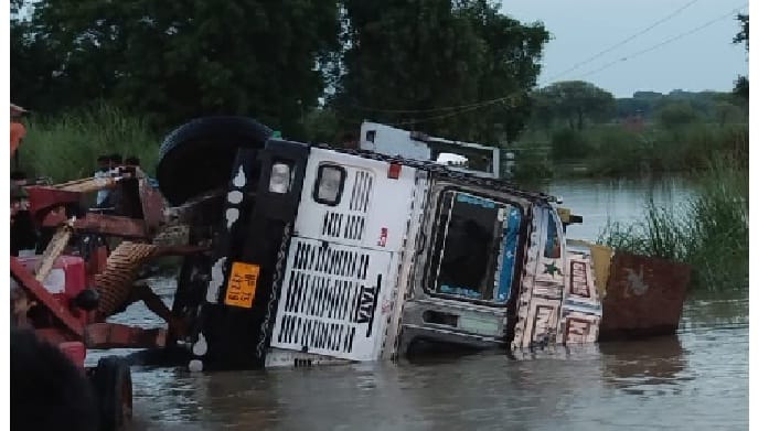 Truck overturned in flood water in Jalaun, Khalasi dies due to being trapped in the cabin