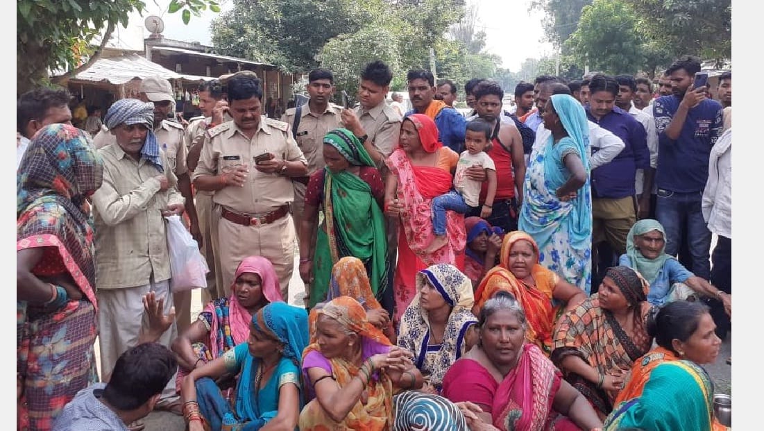 Student dies after school gate collapses in Unnao, uproar by relatives and villagers