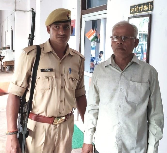 Banda: BO of PRD arrested for taking bribe of Rs 7000, Anti Corruption team caught from tea shop