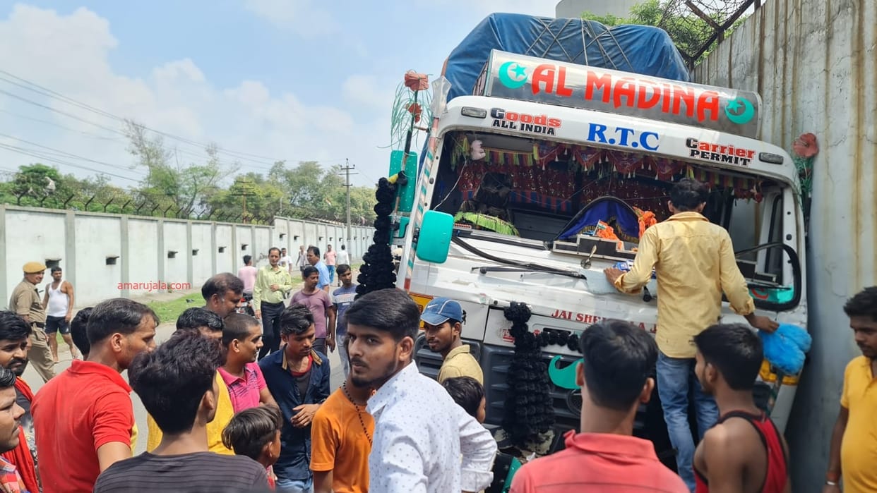 Kathua accident on railway station road truck hits 6 vehicles 5 persons injured