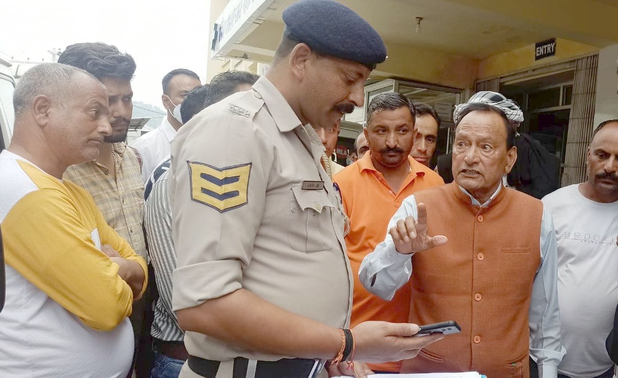 MLA scolded for not getting the benefit of health card to the patient
