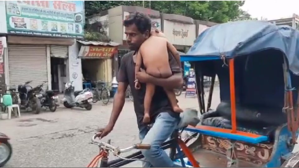Father forced to drive rickshaw with innocent son in lap in Jabalpur