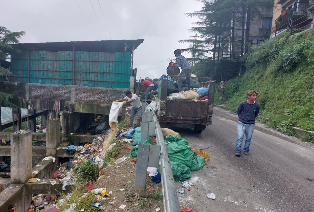 Dehradun news: Garbage spread everywhere in Mussoorie Photos