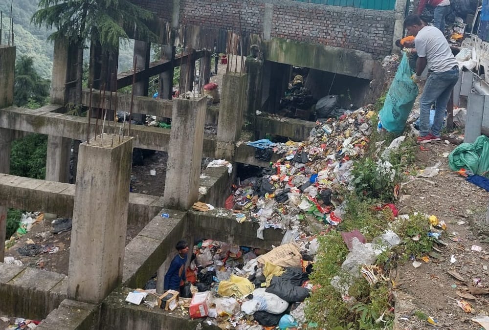Dehradun news: Garbage spread everywhere in Mussoorie Photos