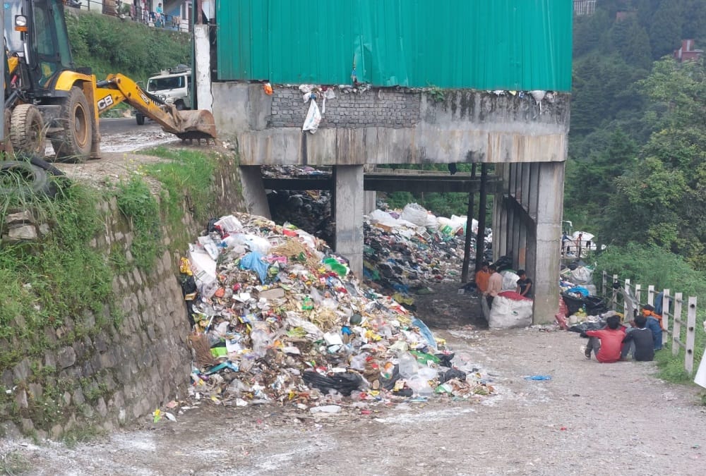 Dehradun news: Garbage spread everywhere in Mussoorie Photos