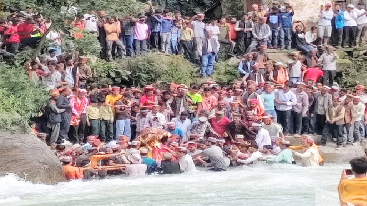 Mata Gada Durga took a shahi snan in Tirthan, people descended in the raging river with the chariot