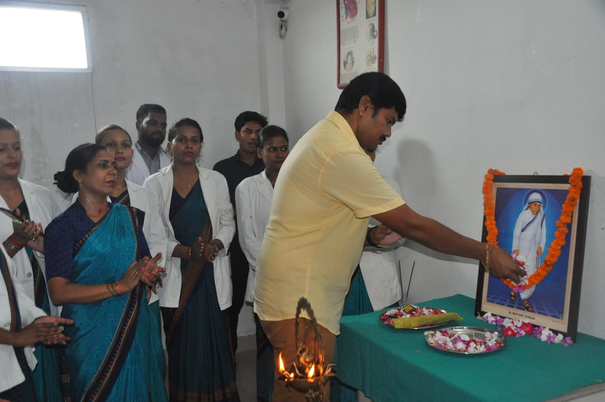 rogiyon, gareebon kee maseeha theen sant madar