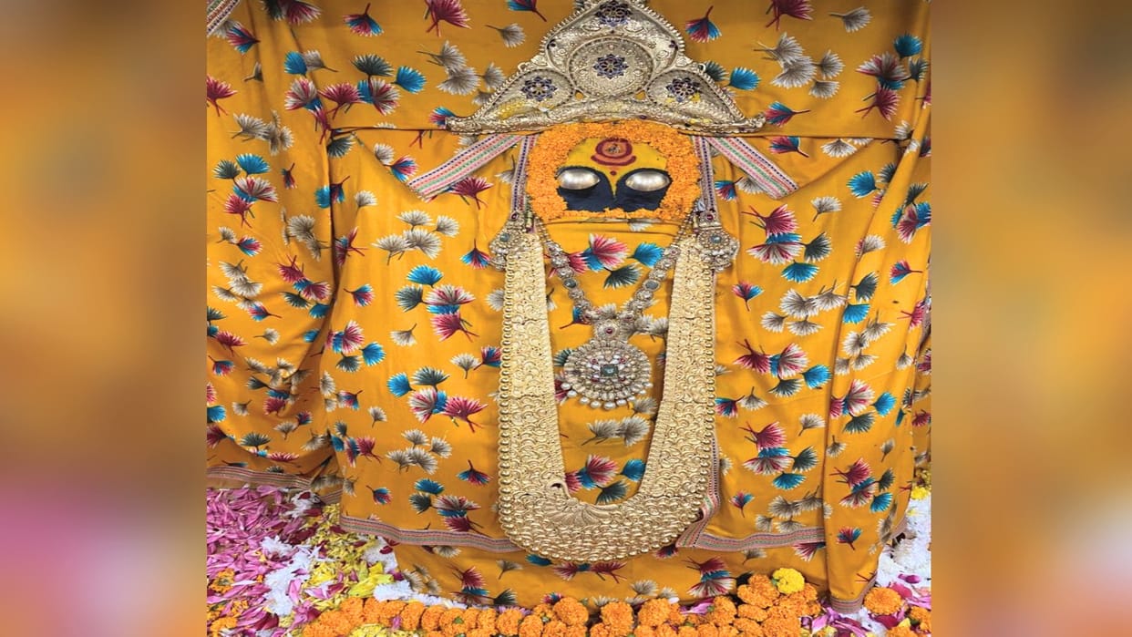 Devotee offered one kilogram gold necklace at the feet of Maa Naianadevi