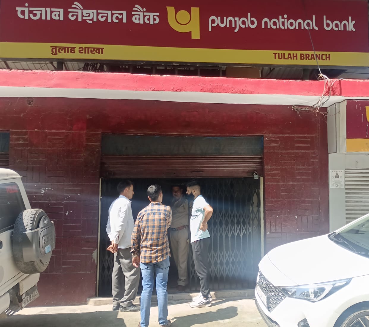 mandi news himachal news PNB's office wall broken for theft in Ladbhadol tullah