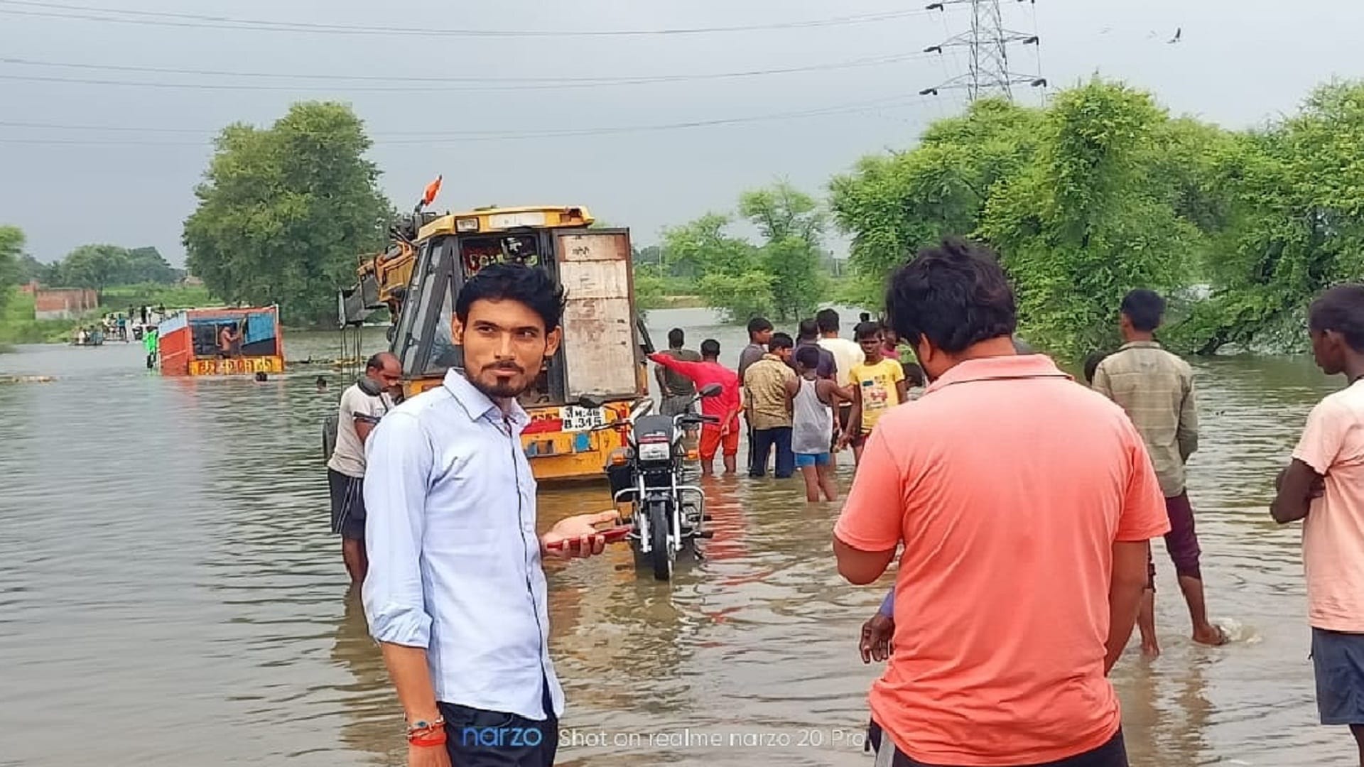 Flood Updates water of the overflowing Ganga-Yamuna entered the villages
