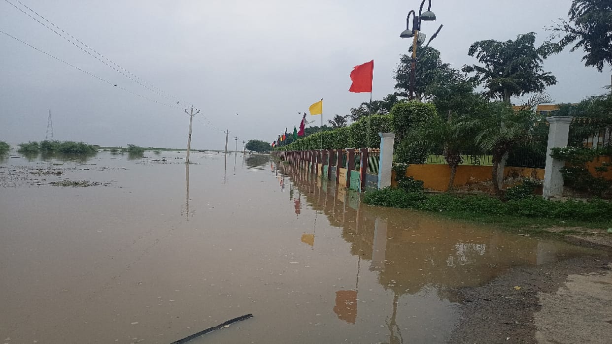 Flood Updates water of the overflowing Ganga-Yamuna entered the villages