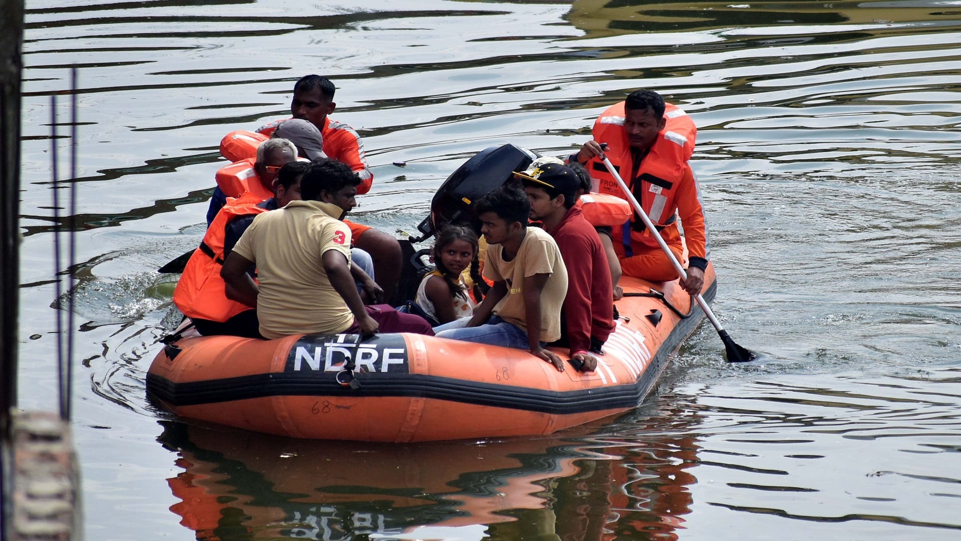 Prayagrajn Flood Ganga-Yamuna eager to break the 2013 record