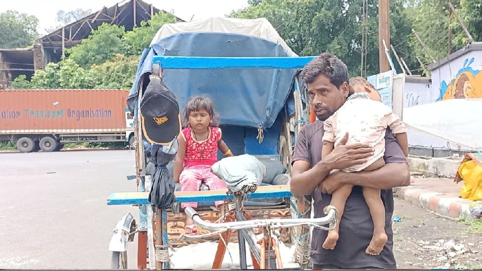 Father forced to drive rickshaw with innocent son in lap in Jabalpur