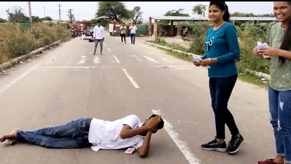 Candidates adopting every trick to make the students in their favor in Rajasthan Students Union elections