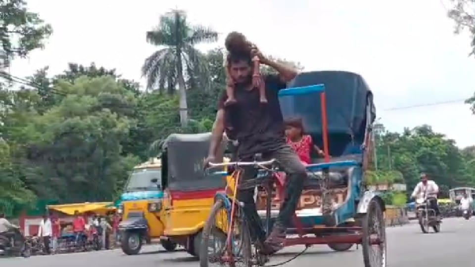 Father forced to drive rickshaw with innocent son in lap in Jabalpur