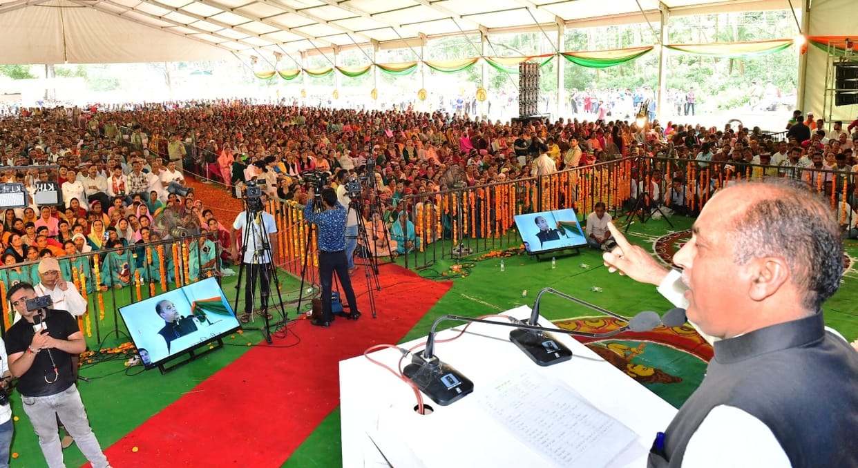 in renuka bjp leaders show their  division  face front of cm programme
