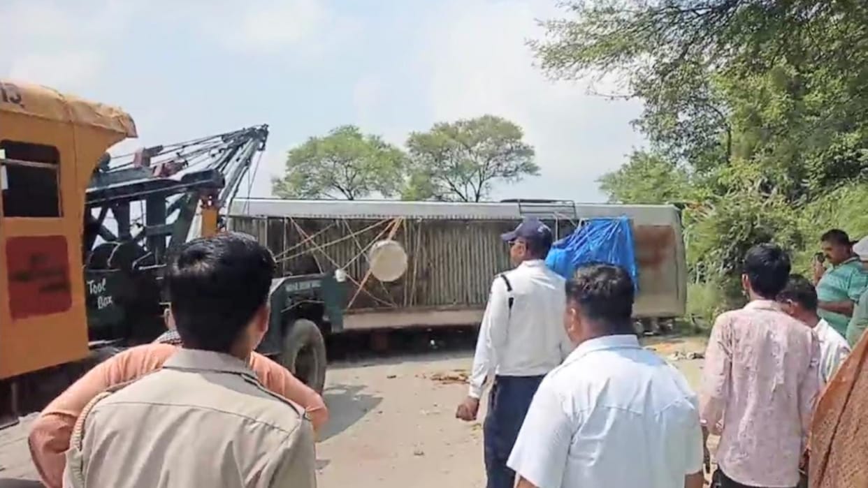 Road Accident Una, uncontrollable bus full of devotees overturned on the road in Mubarikpur