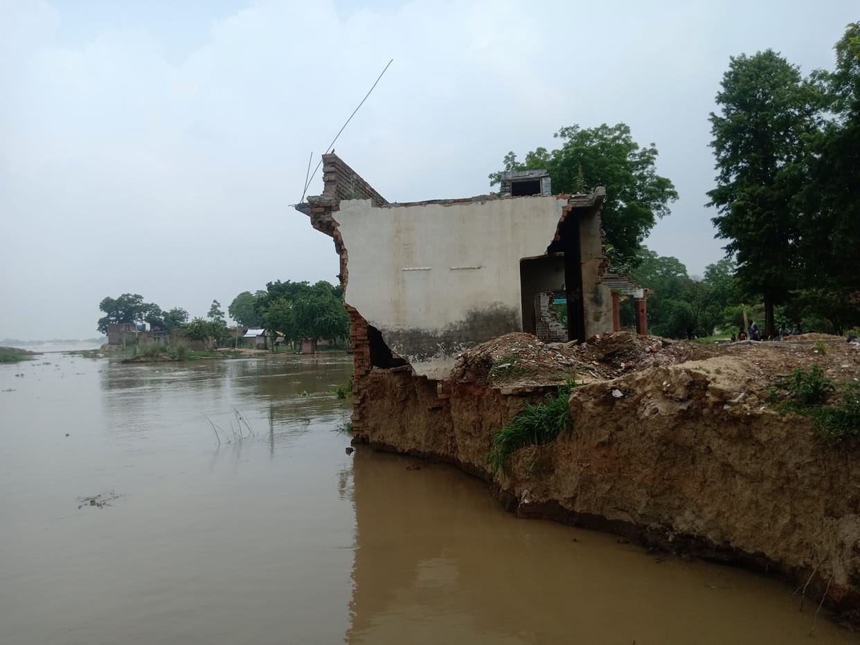 Ganga water entered the villages, forced to pack the victim's belongings