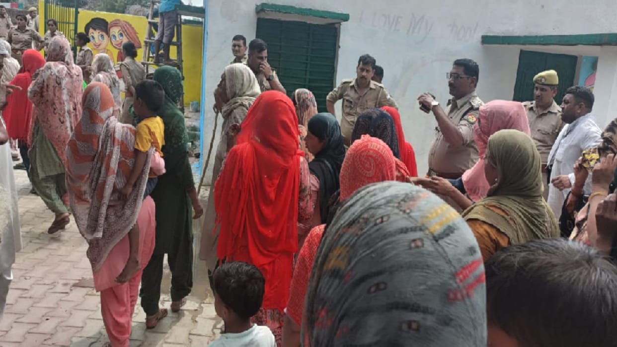 Conflict between two sides front of police officers in village of Saharanpur district