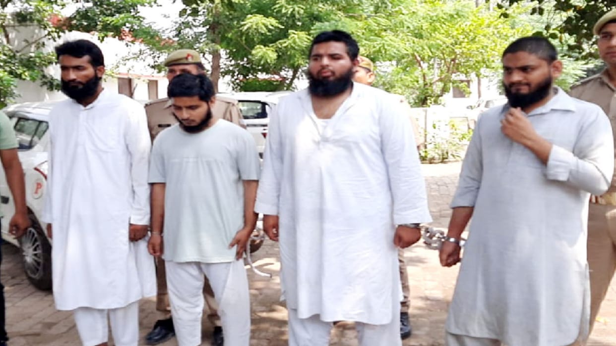 Saharanpur police have arrested four accused in case of eggs and stones throwing in houses