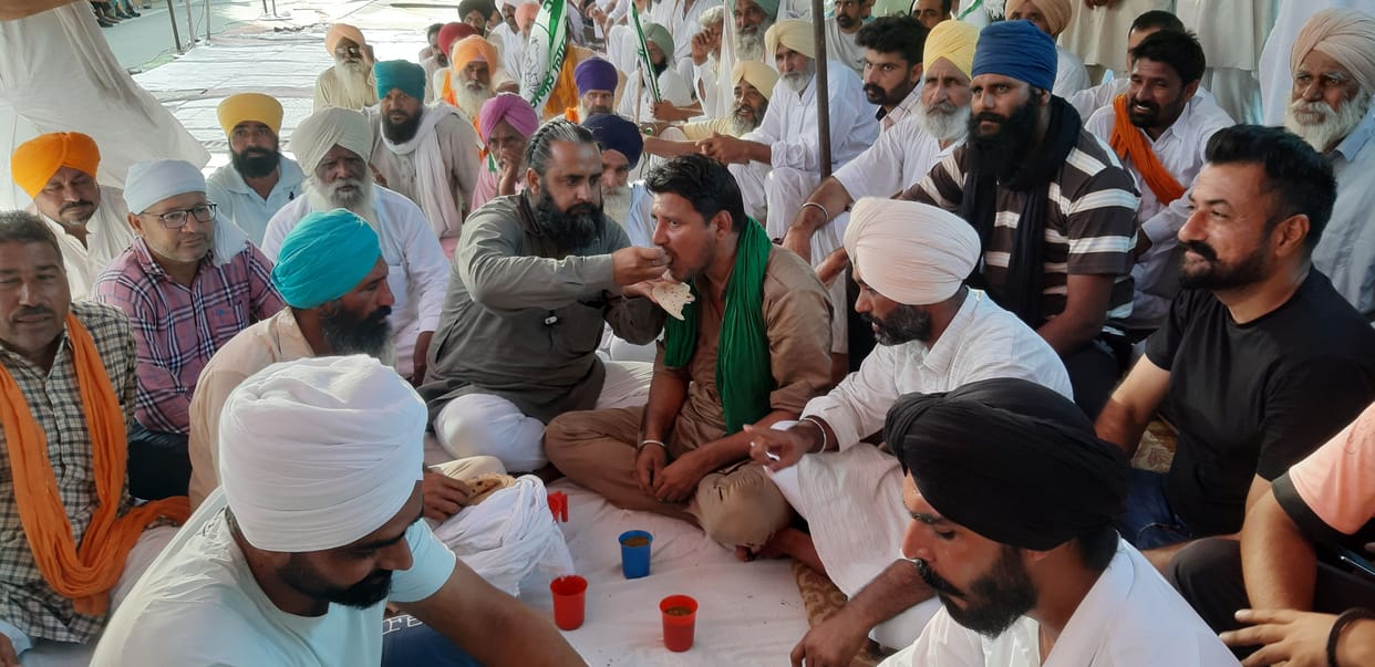 No food and water from power minister's residence, effigy burnt in protest
