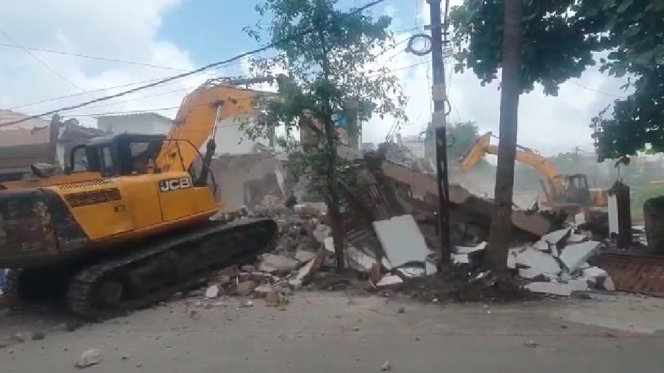 Indore: Row houses were being built on the land reserved for community hall, corporation ran JCB