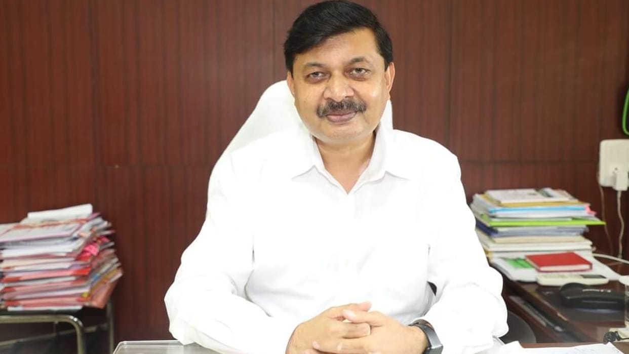 Collector angry over the slowness in making Ayushman card in Shajapur