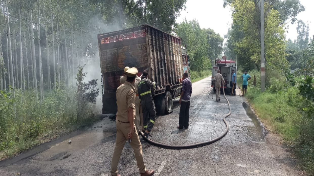 UP: Fire breaks out in truck filled with empty gas cylinder as soon as it touches HT line in Saharanpur