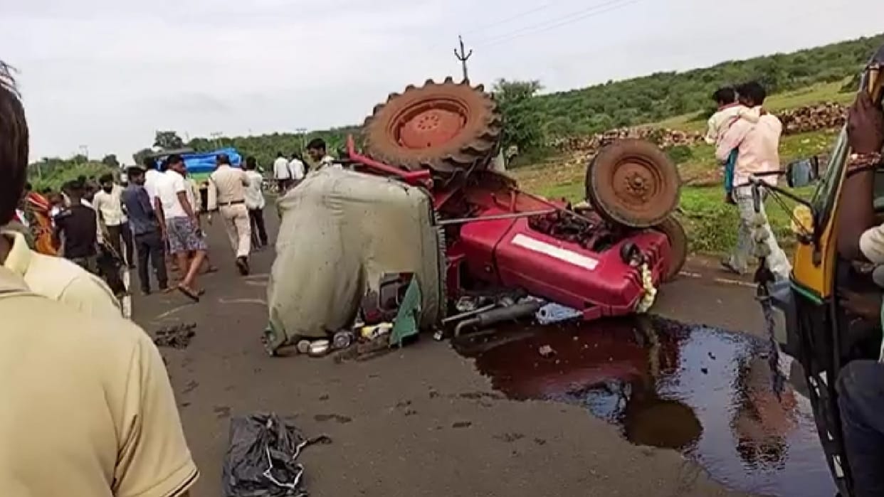 A child and a woman died due to tractor overturning in Shivpuri, more than three dozen laborers injured