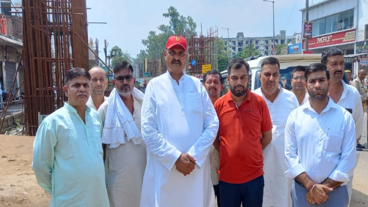 Meerut: People of Tyagi society are going to join the dharna, stop the people, picket in front of the outpost