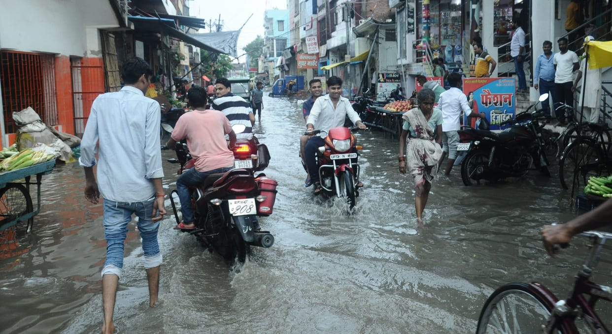 Heavy rain in the afternoon, water entered the houses and shops