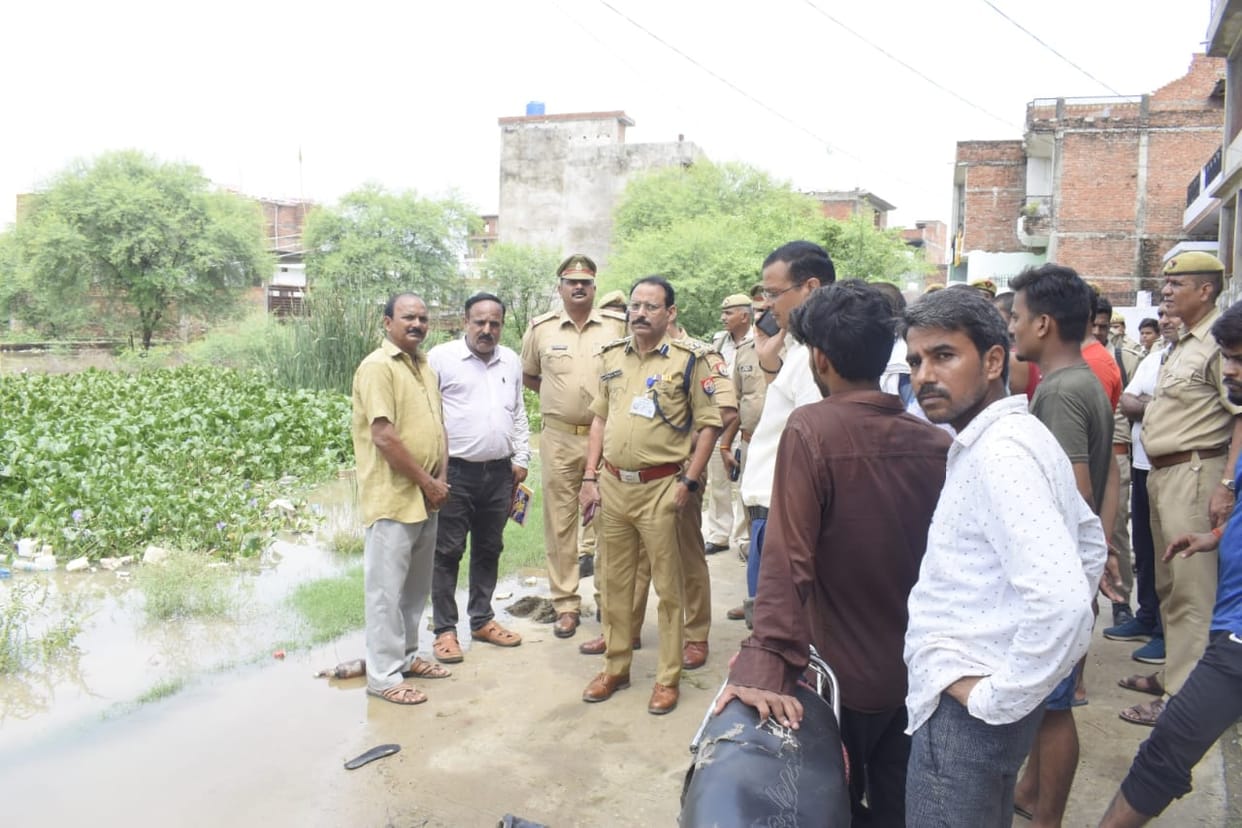 Floods in varanasi Police officials took stock of situation determined about  security