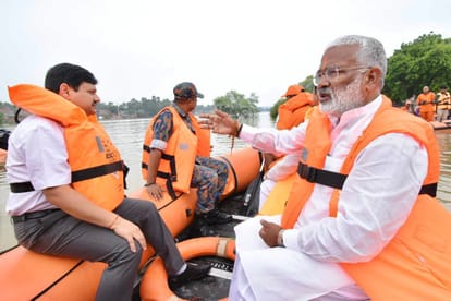Minister Swatantra dev singh held review meeting of development and law and order in varanasi