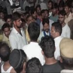 मौके पर जमा हुई भीड़।