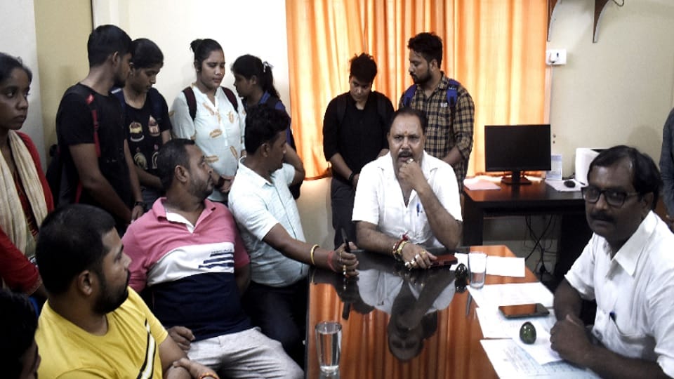 Rohilkhand University: Two groups of girl students clashed in Rohilkhand University