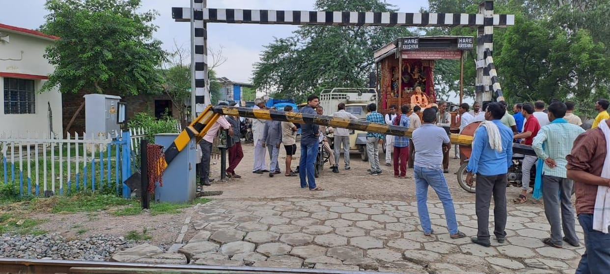 Jalaun: Bullock cart broke the boom of railway crossing, traffic affected